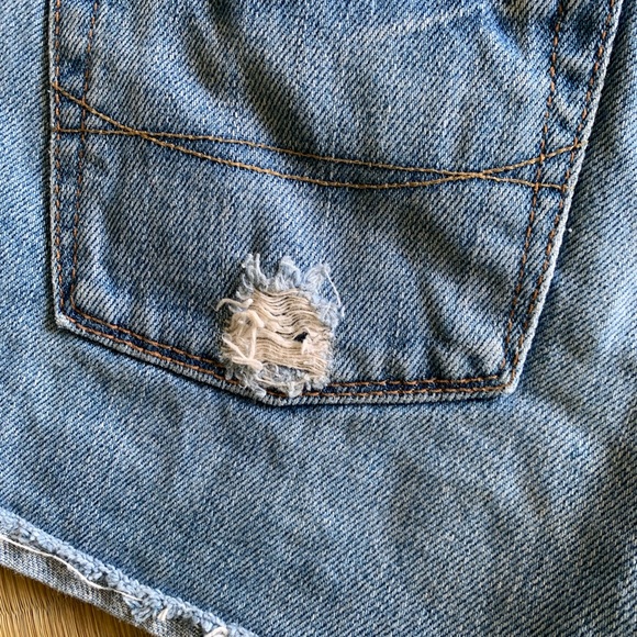 Bullhead distressed jean shorts, size 9 - Picture 4 of 9